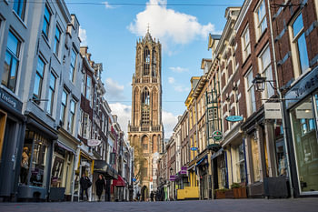 La tour du Dom avec la Zadelstraat à Utrecht