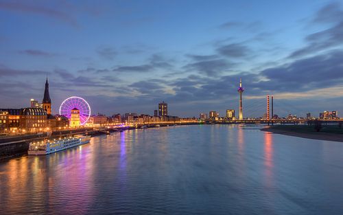 De skyline van Düsseldorf van Michael Valjak