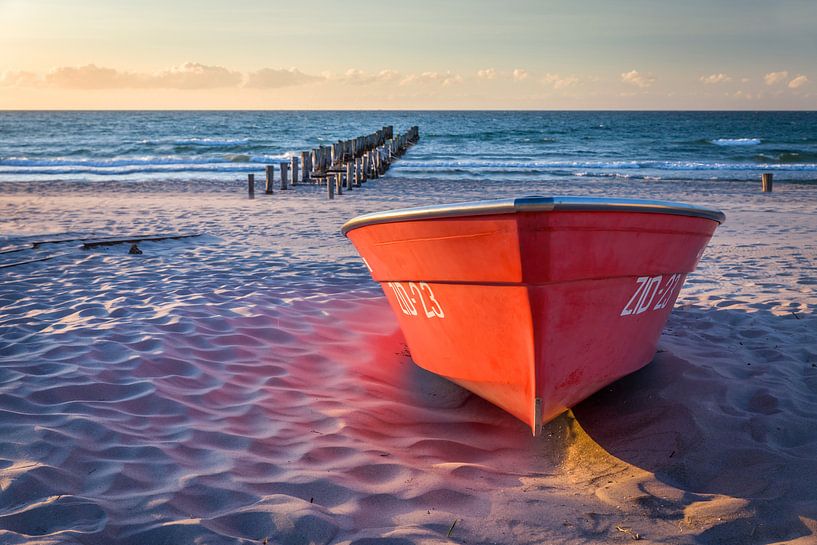 Bateau rouge sur la plage de Zingst par Christian Müringer