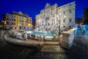 Trevi-Brunnen in Rom während der blauen Stunde