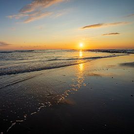 Coucher de soleil sur la plage de Texel sur Jeffrey Van Zandbeek