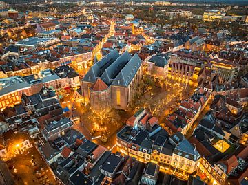 Zwolle Grote Kerk dans le centre-ville au coucher du soleil