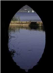 Tunnel auf dem Wasser mit Segelbooten