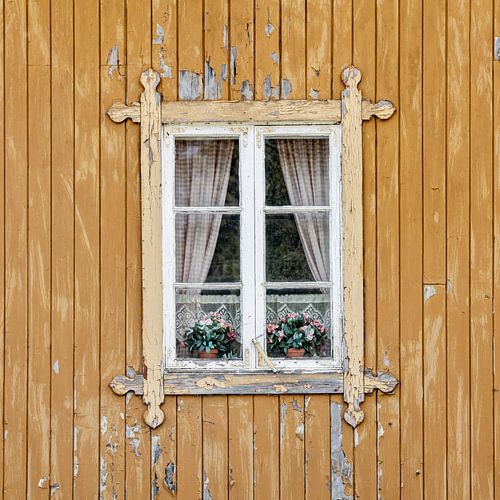 Verweerd venster in traditioneel Noors huis