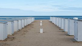 Weiße Hütten am Strand von Werner Lerooy