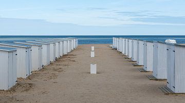 Witte cabines op het strand van Werner Lerooy