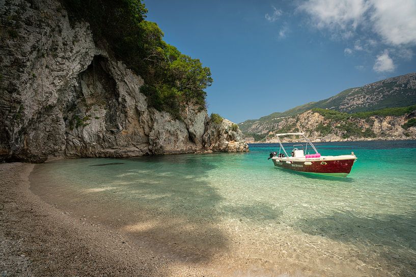 Turquoise strand in Griekenland van Edwin Mooijaart