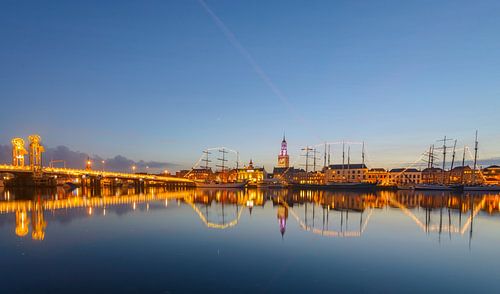 Hanzestad Kampen in de avond gezien vanaf de IJssel