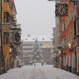 Besneeuwde straat met kerstboom in Innsbruck bij het gouden dak van Kelly Alblas