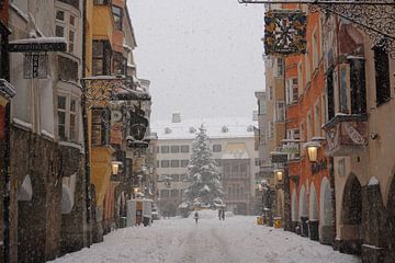 Besneeuwde straat met kerstboom in Innsbruck bij het gouden dak van Kelly Alblas
