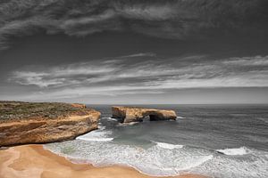 Australië Landschap: Great Ocean Road - London Bridge deels ontkleurd van Tjeerd Kruse