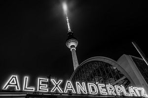 U-Bahnhof Alexanderplatz mit Fernsehturm in Berlin bei Nacht 02