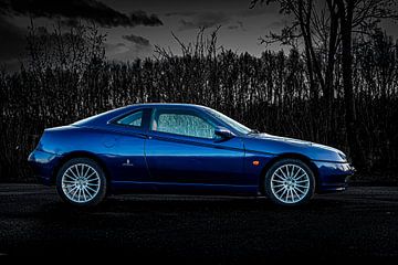 Donkerblauwe Alfa Romeo Gtv 2.0 TwinSpark van autofotografie nederland