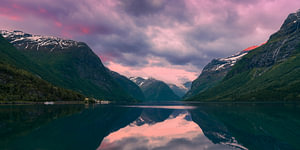 Panorama und Sonnenaufgang über dem Lovatnet, Vestland, Norwegen