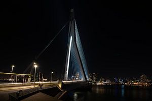 Erasmusbrücke Rotterdam bei Nacht und beleuchtet.