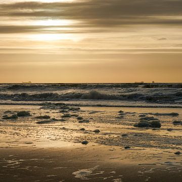 Zonsondergang Noordzeekust Zeekust Nederland Goudblauw Donker 1x1 van Martijn Jebbink Fotografie