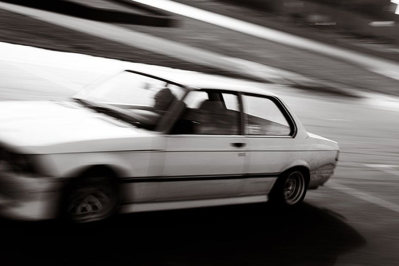Weißer BMW-Oldtimer auf der Rennstrecke von avwijk.visuals
