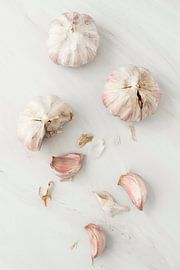 Garlic on light ground by Mevrouw KiekkieK