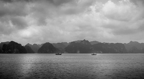 Een ontmoeting van twee schepen in het Ha Long Bay