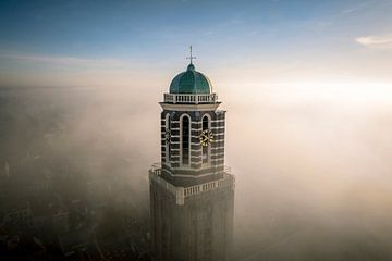 Peperbus kerktoren in Zwolle boven de mist van Sjoerd van der Wal Fotografie