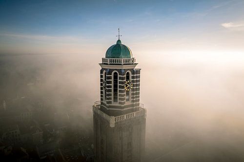Le clocher de l'église Peperbus à Zwolle au-dessus du brouillard