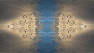 Goldgelbe und blaue Reflexionen im nassen Sand 1