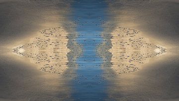 Goudgele en blauwe reflecties in het natte zand 1 van Adriana Mueller