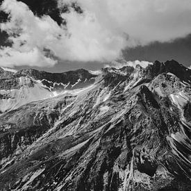 Berge in der Schweiz | Schwarz-Weiss-Foto | Natur | Landschaftsfotografie von Melody Drost