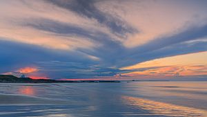 Zonsondergang aan het strand van Bamburgh van Henk Meijer Photography