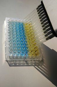 ELISA microtiterplaat met kleurverandering en pipet