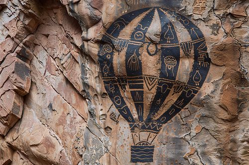 Luchtballon boven rotsformatie