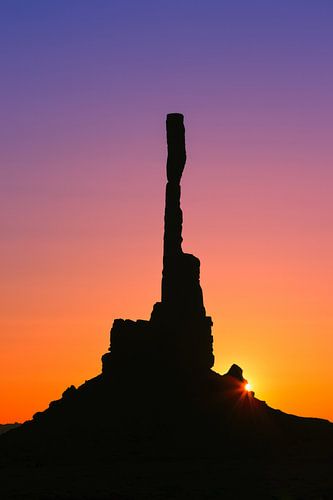 Zonsopkomst bij totempaal in Monument Valley