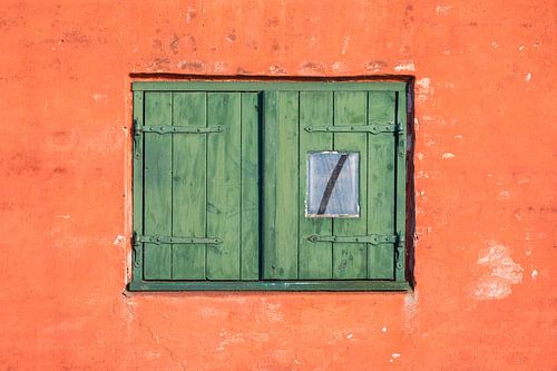 Oranje muur en groen raam