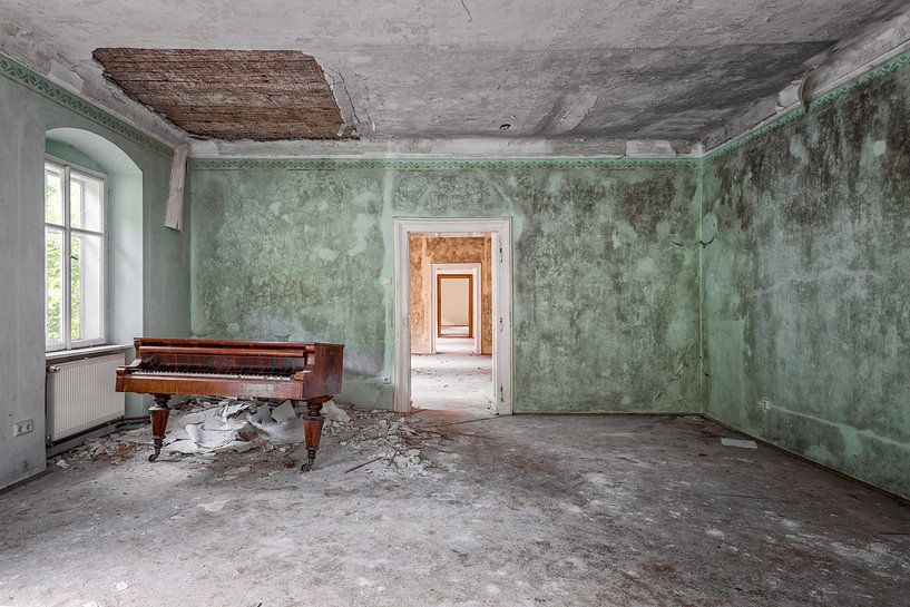 Verlaten piano in het Verloren Huis van Gentleman of Decay