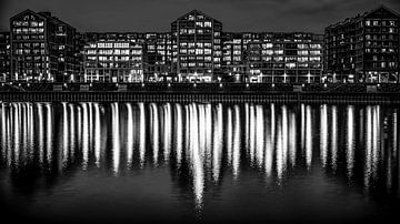 Nijmegen by night (zwart wit) van Lex Schulte