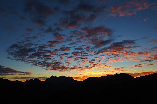 Dageraad in de Alpen - sfeervolle bergfotografie in het eerste licht van de dag.