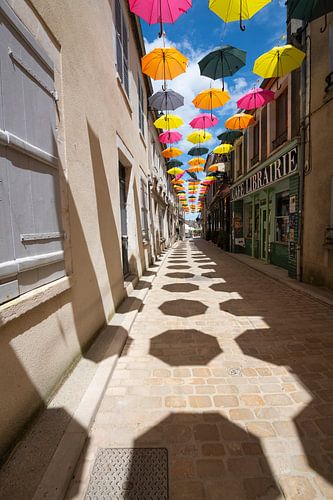 Straße unter Regenschirmen