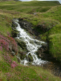 Grampians, Écosse : Allt an Fhraoich – The Heather Torrent sur Helmut Martin - The Art of Stone - Steinkunst & Photographie