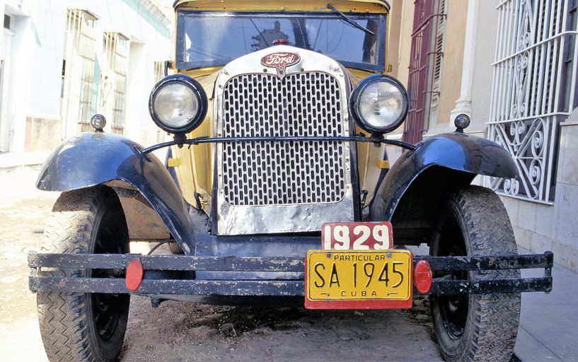 old car by Ignacio Genzo