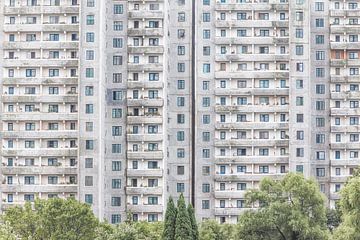 Grey apartment building in the capital of North Korea | Pyongyang by Photolovers reisfotografie