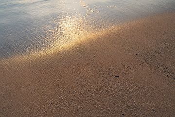 Sable mouillé au lever du soleil sur la Méditerranée 1