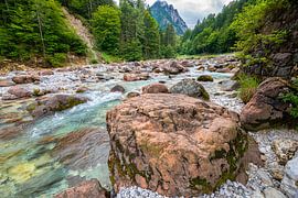 Rote Felsen in einem Gebirgsfluss von Menno van der Haven