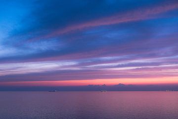 Lichtspel aan zee van Linda Hanzen