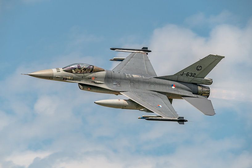 General Dynamics F-16 Fighting Falcon (J-632). by Jaap van den Berg