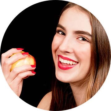 Jonge vrouw eet een appel van Anita Hermans