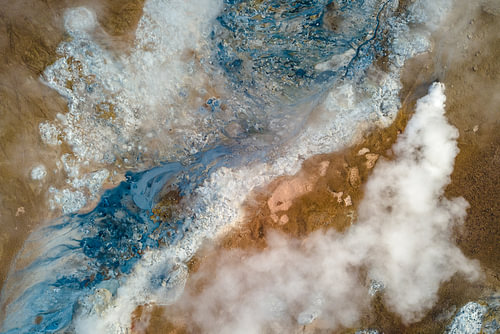 Luchtfoto / Dronefoto van een geothermisch veld in IJsland