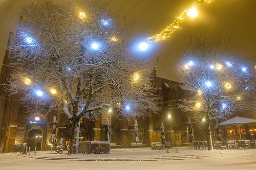 Winters Zwolle in de avond met sneeuw en kerstversiering