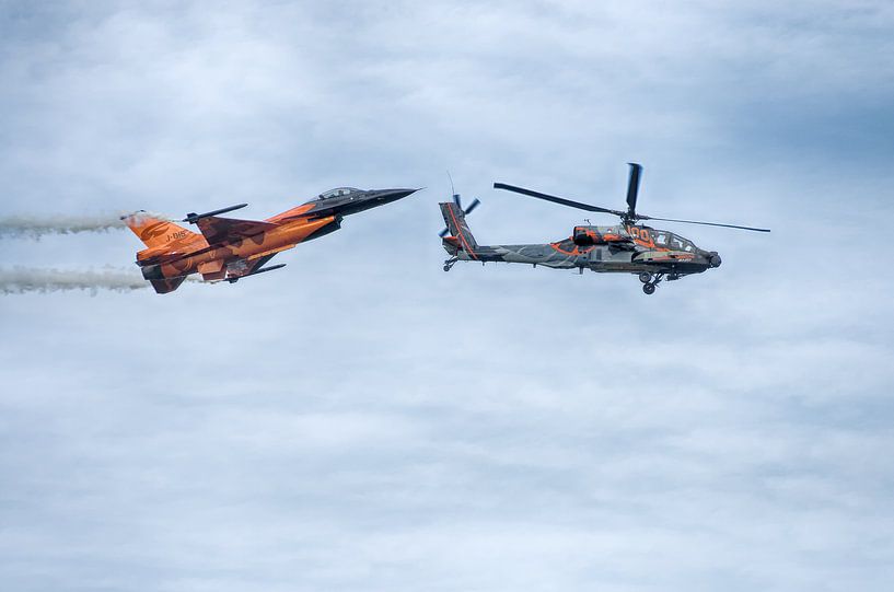 Apache Hubschrauber und F16 Kampfflugzeug von Mark Bolijn