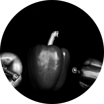 Stilleven drie paprika's op zwart in zwart-wit van Dieter Walther