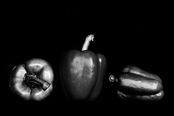 Stilleven drie paprika's op zwart in zwart-wit van Dieter Walther